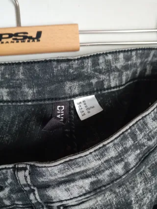 Pantalones vaqueros grises desgastados