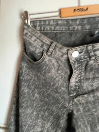 Pantalones vaqueros grises desgastados