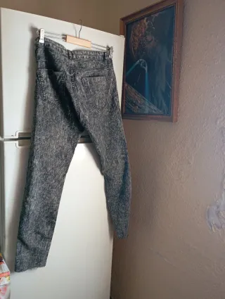 Pantalones vaqueros grises desgastados