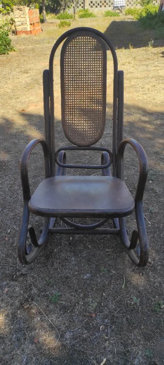 Mecedora antigua de madera. Antiguo