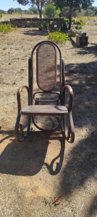 Mecedora antigua de madera. Antiguo