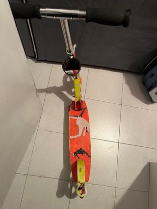 Patinete infantil con ruedas amarillas