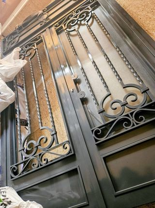 Puerta doble de forja con número 8