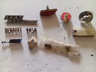 Lote Emblemas y Piezas Coche Clásico