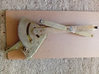 Lote Emblemas y Piezas Coche Clásico