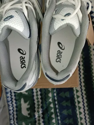 Zapatillas Asics grises y blancas