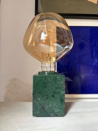 Lámpara de mármol verde. Se vende sin bombilla.