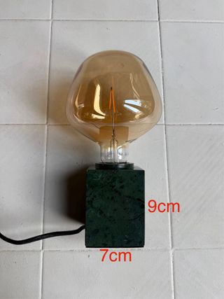 Lámpara de mármol verde. Se vende sin bombilla.