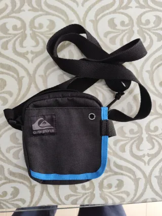 Bolsito Quiksilver Negro y Azul (bandolera)