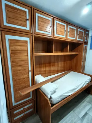 Dormitorio juvenil madera con cama