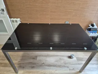 Mesa de cocina cristal y metal.