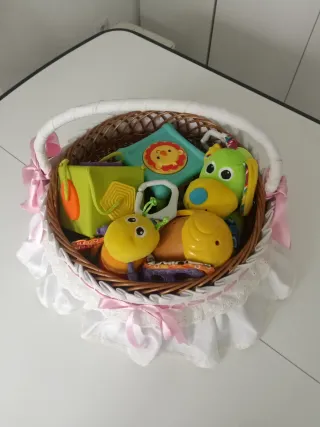 Canastilla para bebé con peluches