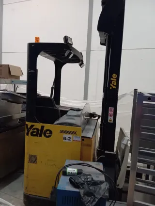 Apiladora retráctil Yale 1400kg eléctrica MR14
