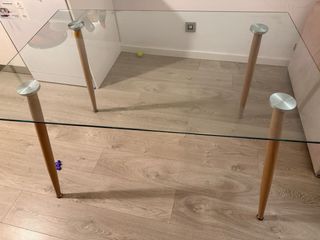 Mesa de cristal y madera