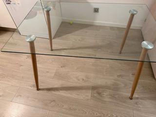 Mesa de cristal y madera