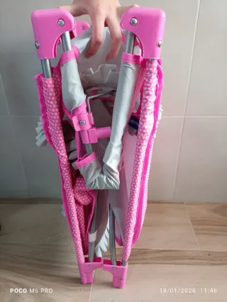 Cuna ,trona,cambiador de juguete rosa