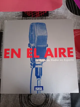 En el aire: 75 años de radio en España (Spani...