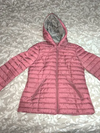 Chaqueta cortavientos rosa con capucha