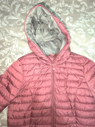 Chaqueta cortavientos rosa con capucha