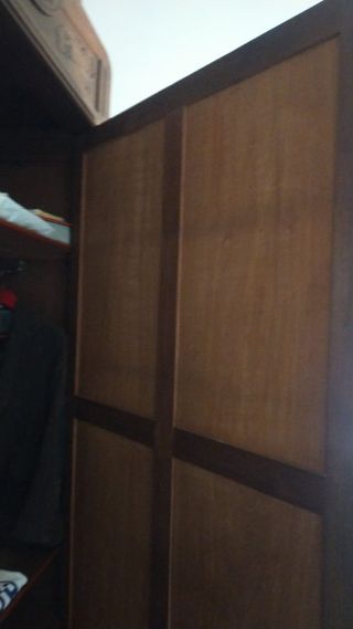 Armario de madera con espejo