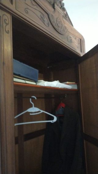 Armario de madera con espejo