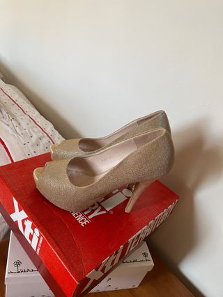 Zapatos de tacón dorados