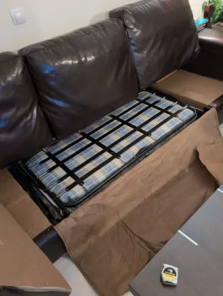 Sofá de piel marrón