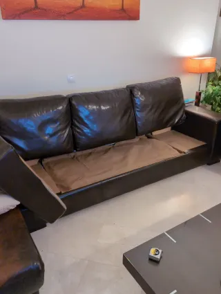 Sofá de piel marrón