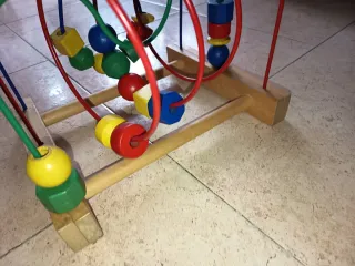 Juguete de motricidad con cuentas de madera