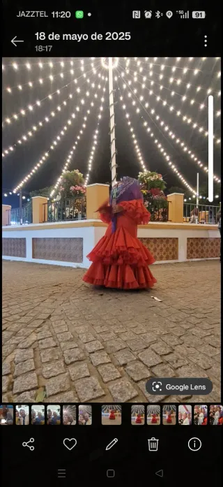 Traje de flamenca rojo con volantes. Raso