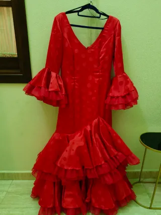 Traje de flamenca rojo con volantes. Raso