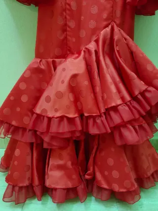Traje de flamenca rojo con volantes. Raso