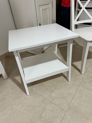 Mesa auxiliar blanca de madera