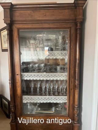 Vajillero antiguo de madera y cristal