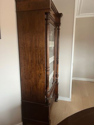 Vajillero antiguo de madera y cristal