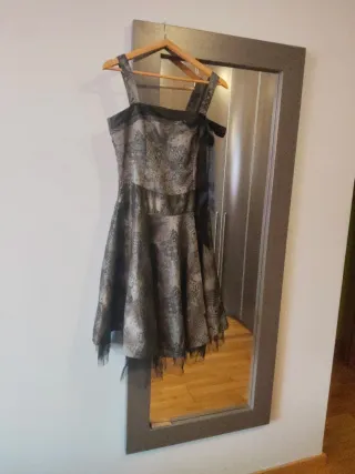 Vestido de fiesta corto negro y gris.