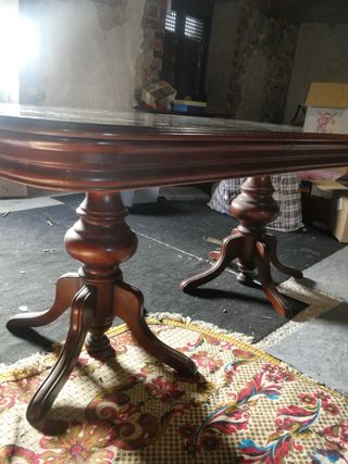 Mesa de comedor de madera