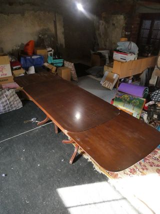 Mesa de comedor de madera