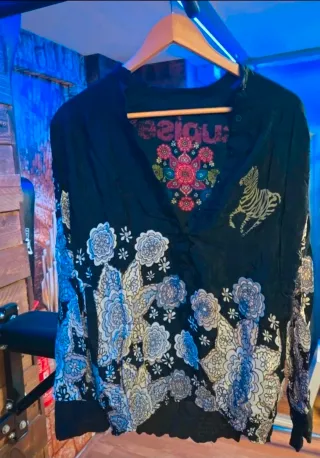 Blusa Desigual Talla XS Negra con Estampado