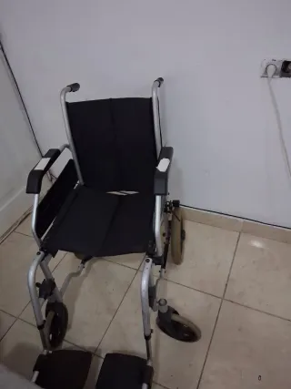 Silla de ruedas plegable.