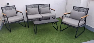 Mueble de jardín: sofá,sillones con cojines y mesa