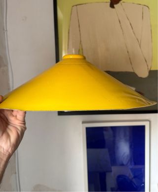 Lámpara de aluminio retro amarilla.