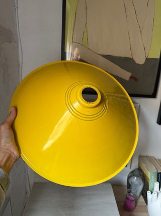 Lámpara de aluminio retro amarilla.