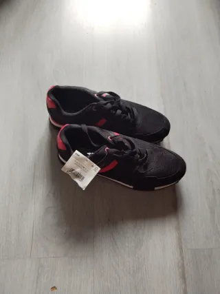 Zapatillas negras y rojas