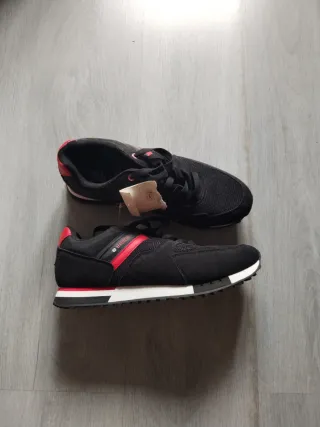 Zapatillas negras y rojas