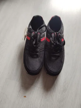 Zapatillas negras y rojas