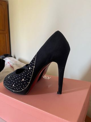 Zapatos de tacón azul oscuro con pedrería