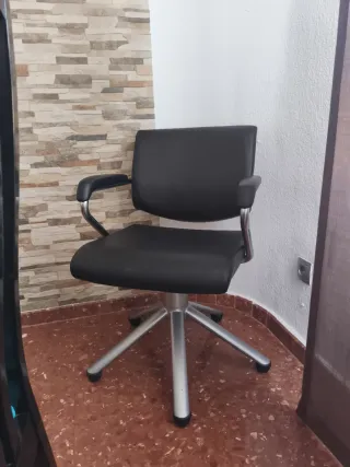Silla de escritorio negra y plateada