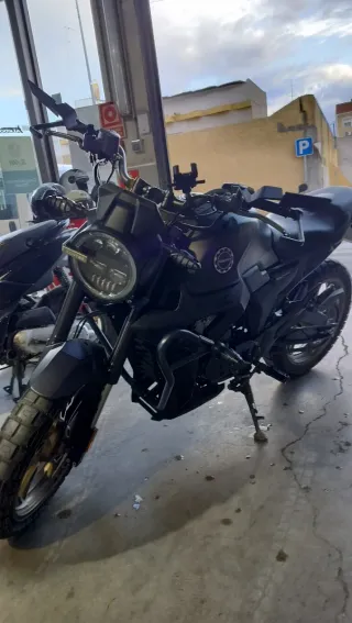Moto Naked Negra