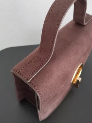 Bolso marrón con asa y detalle dorado